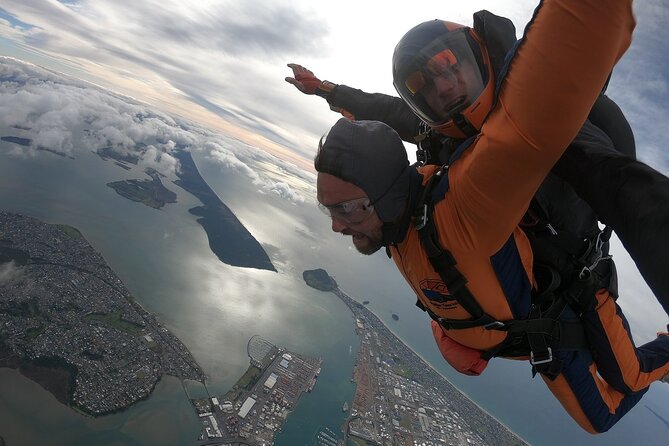 15,000ft Tandem Skydive in Tauranga - Bay of Plenty - Freefall From High Up: Up to 200 kph, Up to 40 Seconds