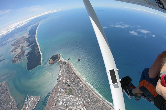 15,000ft Tandem Skydive in Tauranga - Bay of Plenty - The Scenic Flight: Where the Bay of Plenty Gets Really Big