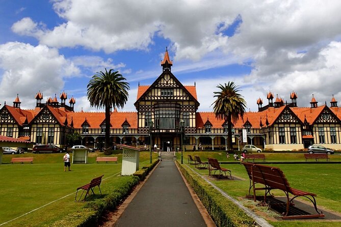 2 Day Tour Auckland to Hobbiton, Waitomo, Rotorua and Taupo - Rotorua quick orientation: using a short stop to set up the geothermal day