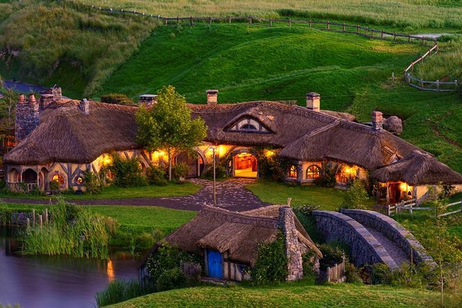 2 Day Waitomo Caves, Hobbiton Movie Set and Rotorua Tour from Auckland - The boxed lunch and drive to Rotorua: expect a long but efficient transfer