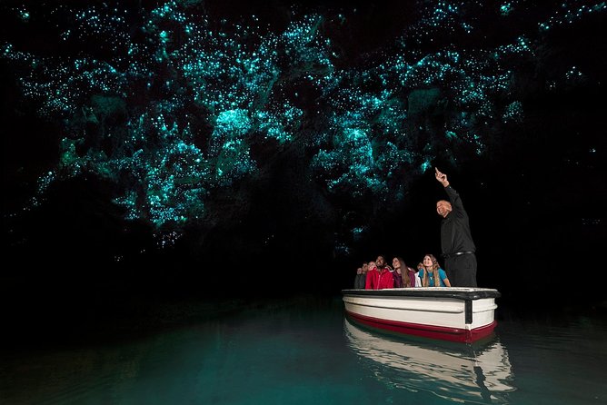 3 Day Waitomo Caves, Hobbiton Movie Set and Rotorua Tour from Auckland - Te Pa Tu: A Māori Village-Style Cultural Performance