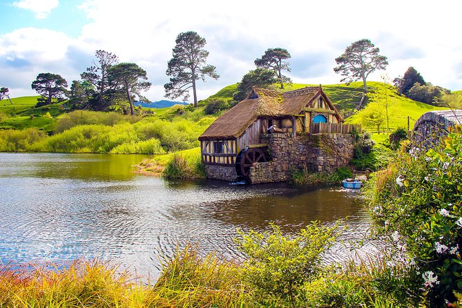 3 Day Waitomo Caves, Hobbiton Movie Set and Rotorua Tour from Auckland - Wai-O-Tapu and Waimangu: Rotorua’s Geothermal Power in Two Acts