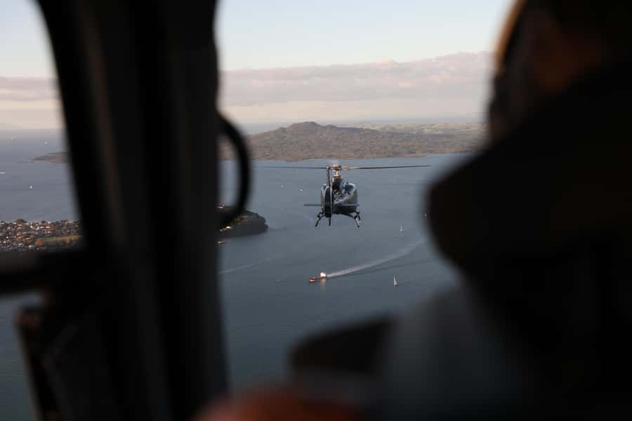 Auckland: 20min Helicopter scenic flight - City & Volcanoes - Helicopter types, comfort, and the weight reality