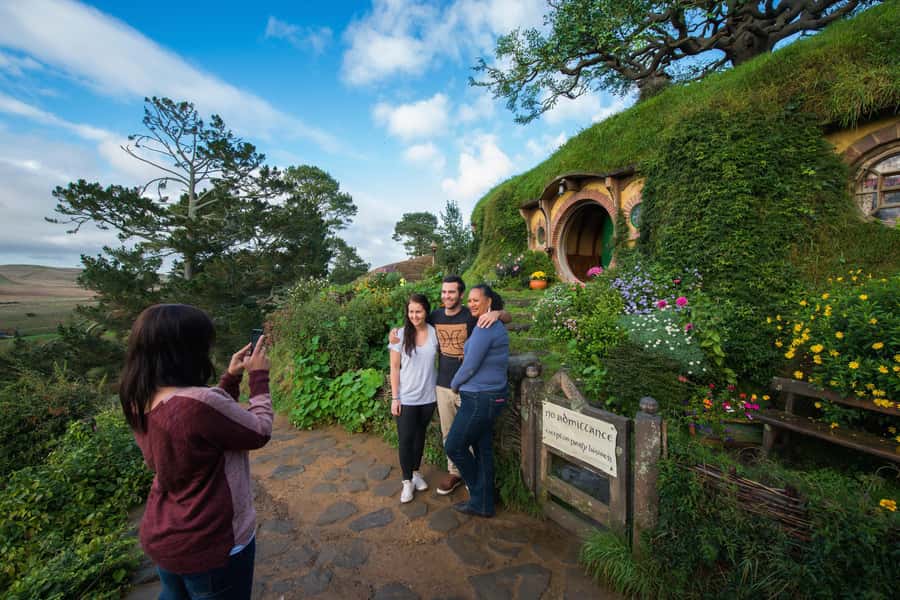 Auckland: Hobbiton and Rotorua Day Tour including Te Puia - A 13-hour Auckland Day That Mixes Movie Magic and Geothermal Reality