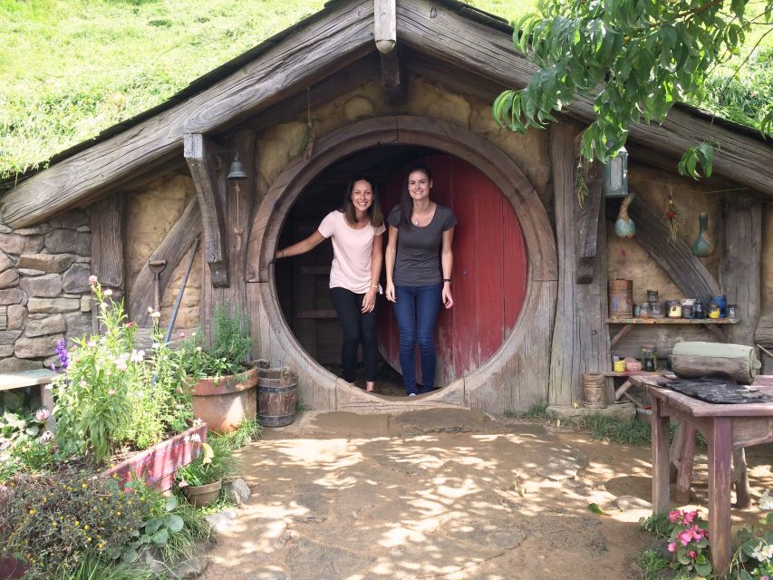 Auckland: Hobbiton Movie Set Day Trip with Festive Lunch - Hobbit Buffet Lunch at the Party Marquee