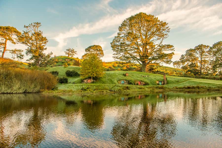 Auckland: Hobbiton Movie Set Day Trip with Festive Lunch - Gift Shop Timing and Photo Priorities