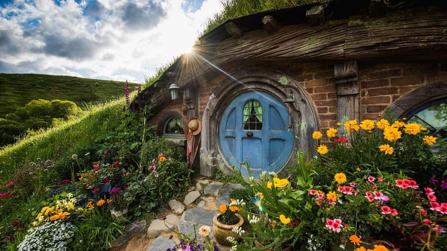 Auckland: Hobbiton, Rotorua and Wai-O-Tapu Day Tour - A one-day route that’s part Middle-earth, part science field trip