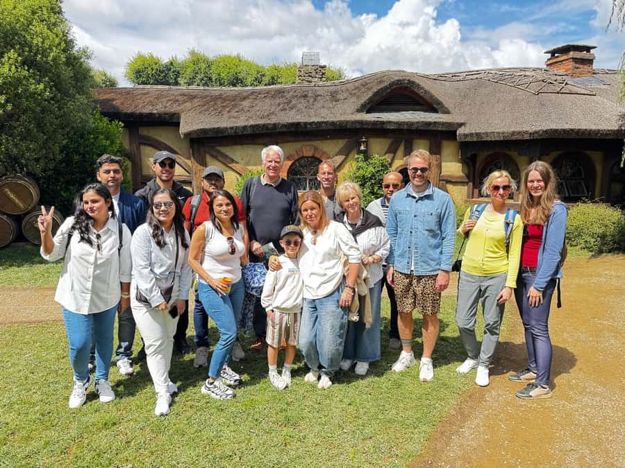 Auckland: Hobbiton, Waitomo Caves, and Rotorua 1-Way Tour - Waikato farm country: coffee in Pirongia and kiwi culture in Otorohanga