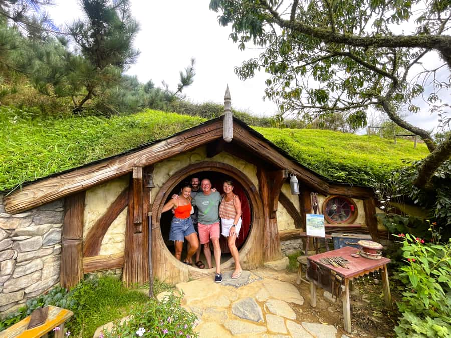 Auckland: Hobbiton, Waitomo Caves, and Rotorua 1-Way Tour - Waitomo Glowworm Caves: formations first, then the boat on the river