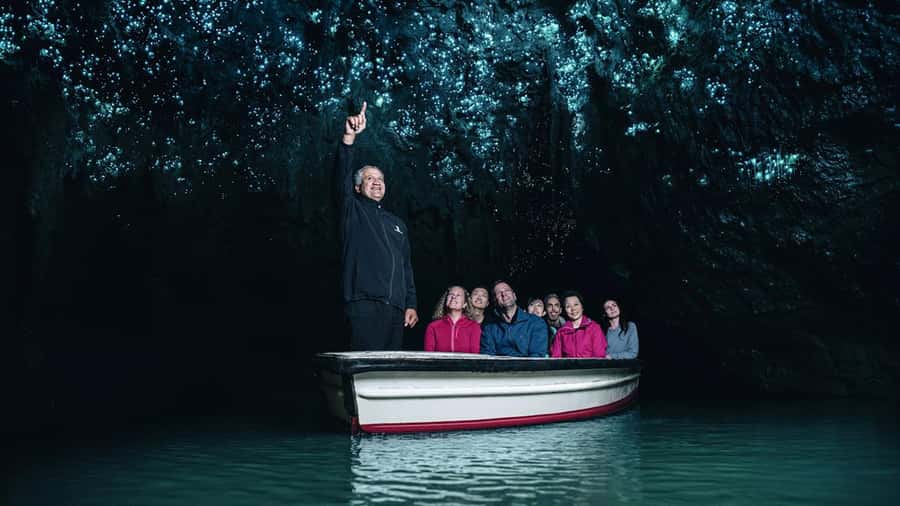 Auckland: Hobbiton, Waitomo Caves, and Rotorua 1-Way Tour - Comfort, food, and what to pack for caves and the Shire