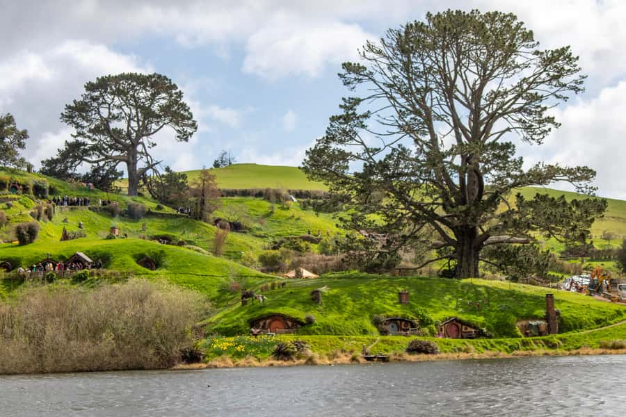 Auckland: Hobbiton & Waitomo Caves Small-Group Tour & Lunch - Key highlights to know