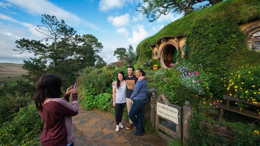 Auckland: Hobbiton & Waitomo Caves Small-Group Tour & Lunch - What makes this tour feel worth $226