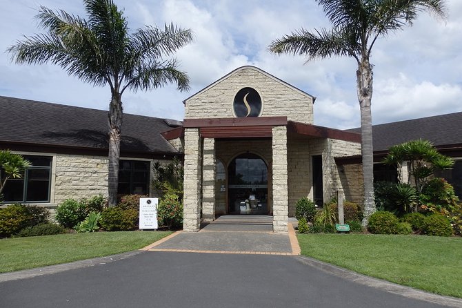 Auckland Scenic Day Tour Full-Day- 8 HOURS - Riverhead Lunch Stop at a Historic Tavern on the Water
