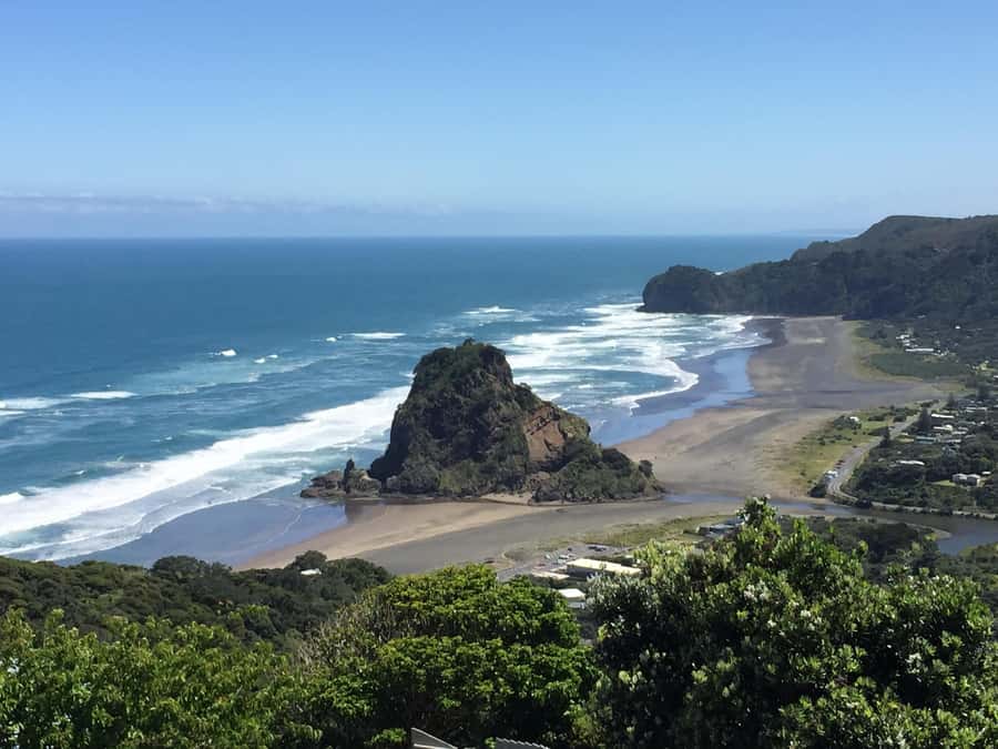 Auckland: West Coast Discovery - Karekare Falls: where the walk usually wins