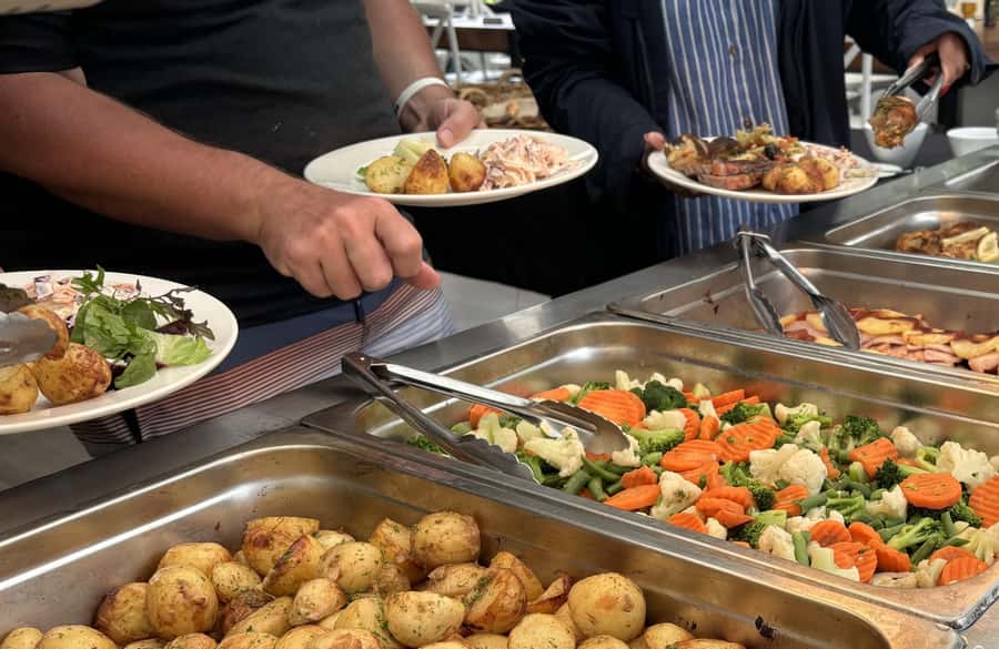 Bay of Islands: Discover the Bay Cruise with Island Lunch - A 4.5-hour Bay of Islands cruise built around Hole in the Rock