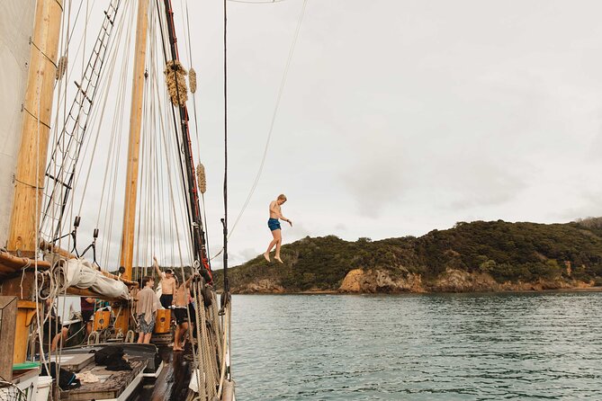 Bay of Islands Tall Ship Sailing on R. Tucker Thompson Including BBQ Lunch - BBQ Chicken Lunch on Board, Plus the Cash Bar Reality