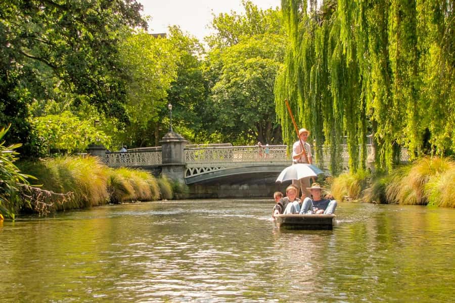 Christchurch: Gondola Ticket and Punt Ride on the Avon River - The Discovery ride and Red Rock Café, why the extra attraction is more than filler