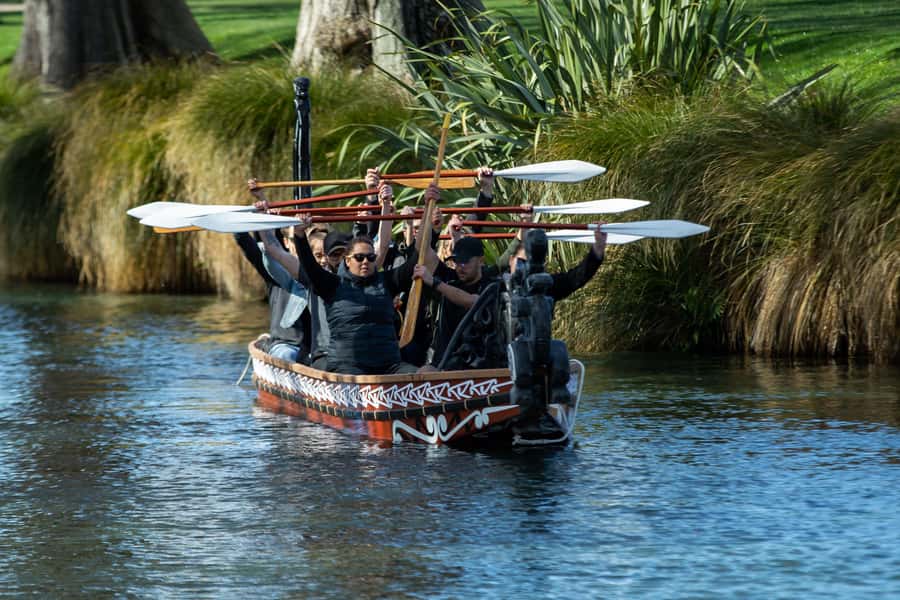 Christchurch: Waka Paddling Experience on the Avon River - What to bring, and what to skip for comfort and safety
