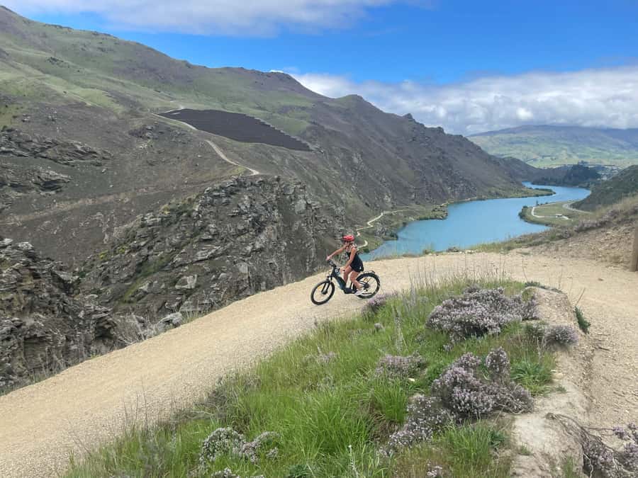 Cromwell: Lake Dunstan Trail Bike Rental and Luxury Shuttle - Entering Cromwell at Junction Lookout: the 15-minute safety rhythm