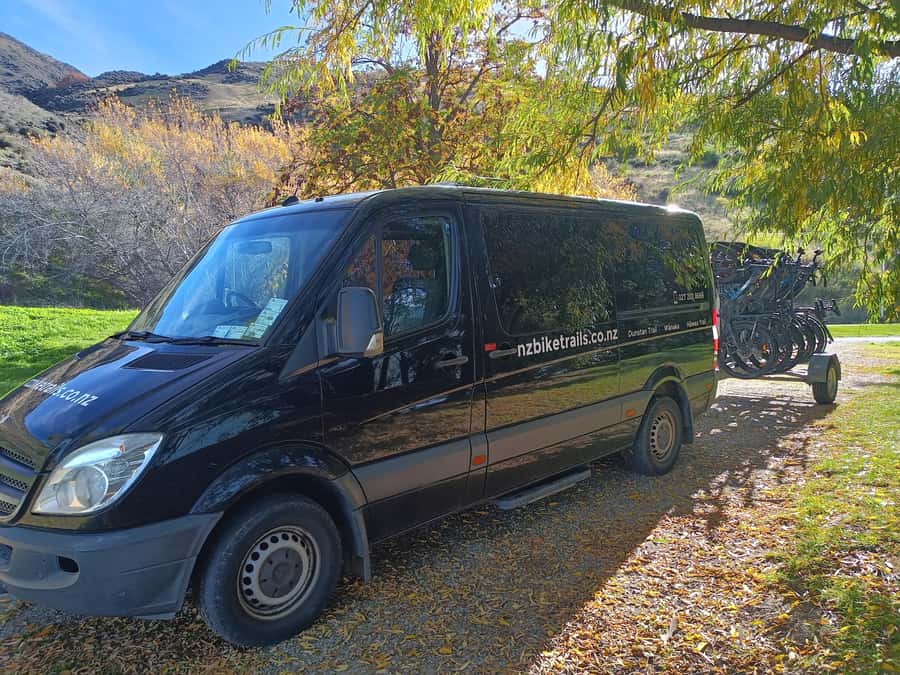 Cromwell: Lake Dunstan Trail Bike Rental and Luxury Shuttle - E-bikes with Eco and Off modes: how the climbs stay social