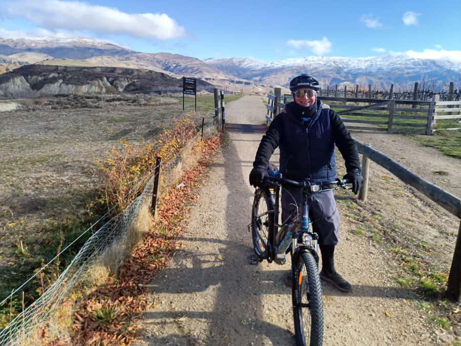 Cromwell: Lake Dunstan Trail Bike Rental and Luxury Shuttle - Stops that actually fit: Carrick Winery, Burger Afloat, and a relaxed Clyde finish