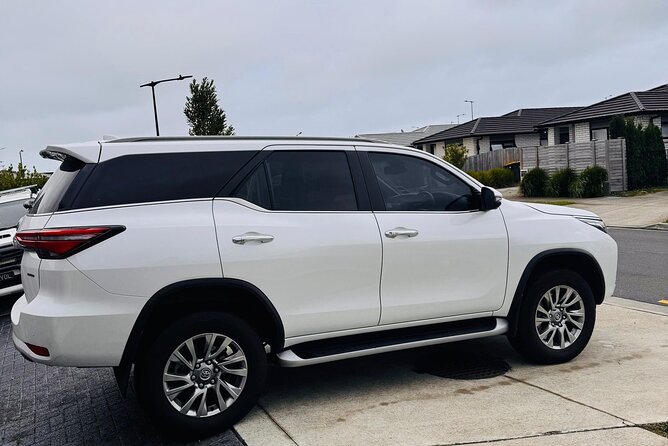 Direct & Quick Auckland Airport Transfer to/from Hotel in SUV - Who This Transfer Fits Best
