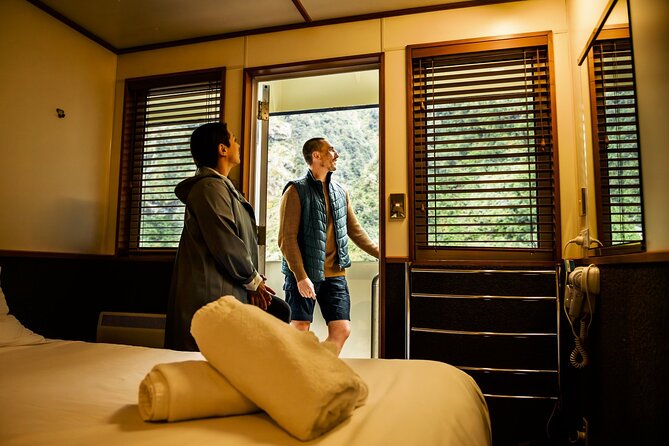 Doubtful Sound Overnight Cruise - Wilmot Pass coach ride: the alpine eye-opener