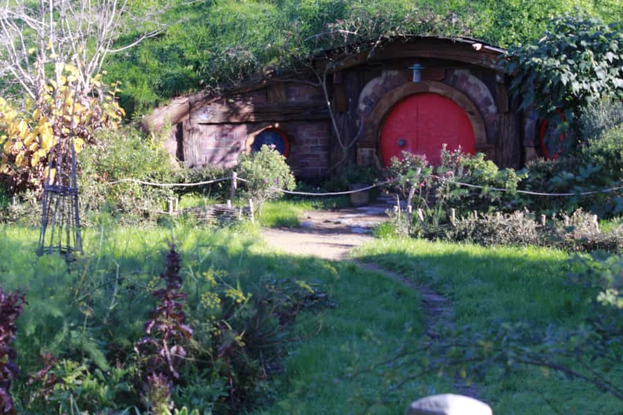 From Auckland: Hobbiton & Rotorua Tour with Lunch at Te Puia - Te Puia and Whakarewarewa Valley: Geothermal Sights Plus Māori Culture