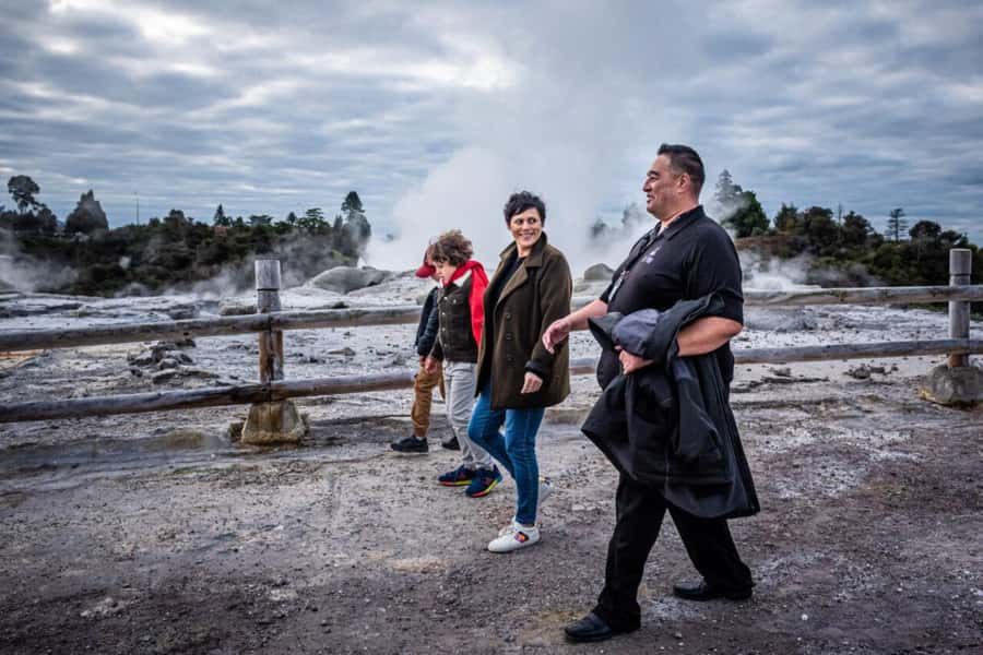 From Auckland: Rotorua Te Puia, Haka & Polynesian Spa Tour - Māori culture at Te Aronui a Rua: pōhiri through haka