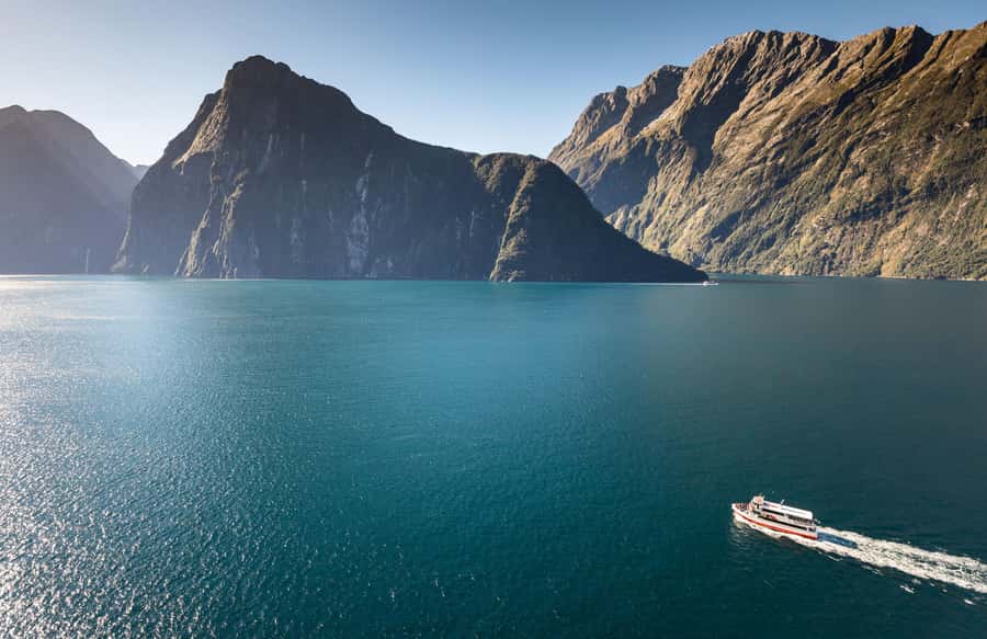 From Te Anau: Milford Sound Premium Bus Tour and Cruise - Lunch and onboard comfort: plan your appetite before you board