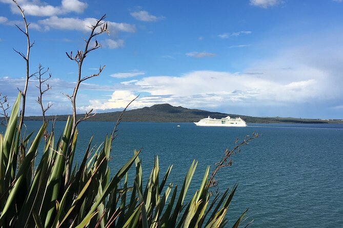 Full-Day Grand Auckland Volcanoes Tour - Mangere Mountain craters: walking circles on ancient volcanic ground