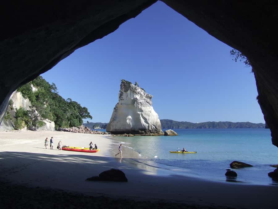 Hahei: Cathedral Cove Kayak Tour - Refreshments included - Getting Started On Hahei Beach (And Finding Your Kayaks)