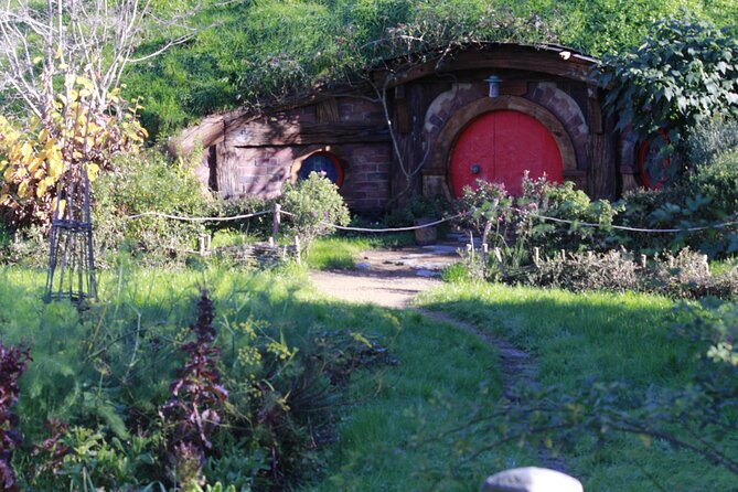 Hobbiton and Waitomo Caves from Auckland - Smaller Group - Guides and organization: why names keep popping up