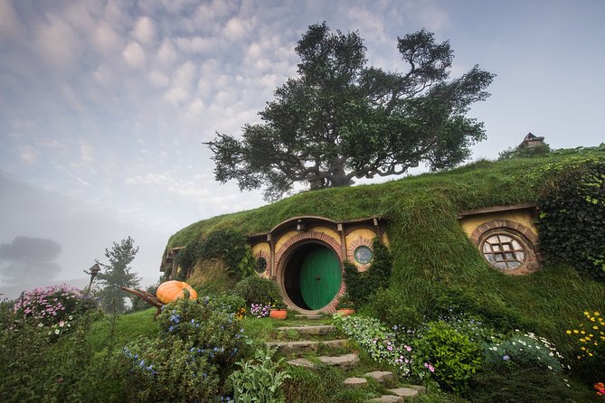 Hobbiton Movie Set Banquet Experience Private Tour From Auckland - Auckland pickup to Waikato drive: comfortable transport, real route stops