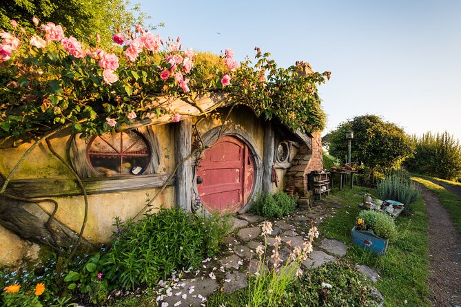 Hobbiton Movie Set day tour From Auckland - How the tour keeps the day organized, from meeting point to set guide