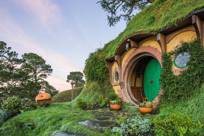 Hobbiton Movie Set Experience: Private Tour From Auckland - The calm start: Bombay Hills views and a Robert Harris coffee stop