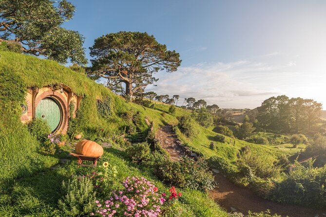 Hobbiton Movie Set Guided Day Tour with Lunch from Auckland - Small group size, and why it makes a difference at the set
