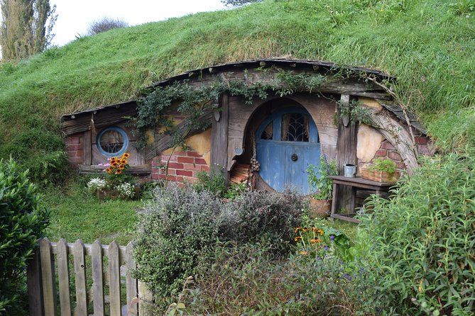 Hobbiton Movie Set Small Group Day Tour from Auckland - Inside the Shire: gardens, hobbit holes, and the timing that matters