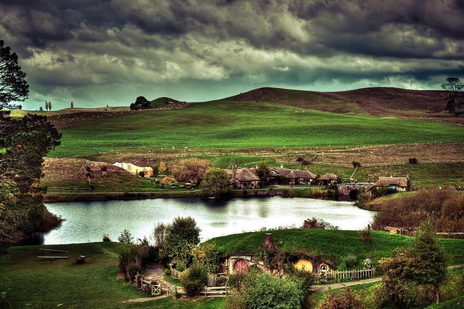 Hobbiton Movie Set tour & Glowworm Cave day tour - Waitomo Glowworm Caves: Cruising Beneath Thousands of Glittering Lights
