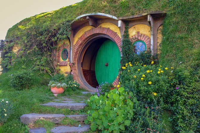 Hobbiton Movie Set Tour with lunch from Auckland - Green Dragon Inn lunch and drink, where your day stops being a marathon