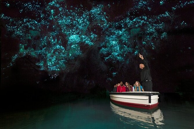 Hobbiton Movie Set & Waitomo Glow Worm Caves Private Tour - Hobbiton landmarks that make photos make sense