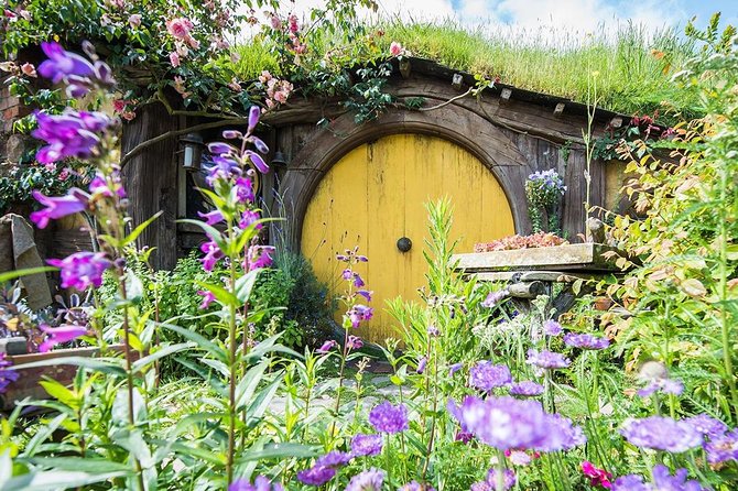 Hobbiton & Rotorua including Wai-O-Tapu - Small Group Tour from Auckland - Snacks, bottled water, and the reality of lunch on your own