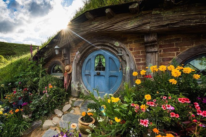 Hobbiton & Rotorua Small Group Tour including Te Puia from Auckland - Key highlights to look for