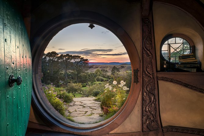 Hobbiton & Waitomo Caves Guided Tour from Auckland with Lunch - From caves to lunch: eating at Waitomo without derailing the schedule