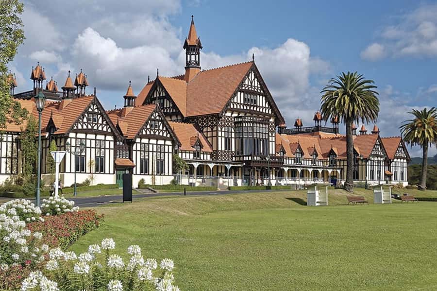 Hobbiton, Waitomo, Rotorua & Taupo 2-Day Tour from Auckland - Hamilton Gardens: a one-hour reset before heading back to Auckland