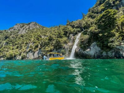 Kinloch: Lake Taupo Catamaran Cruise with Paddleboarding