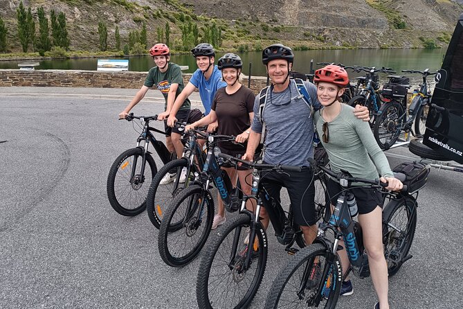 Lake Dunstan Cycleway Bike Rental With Return Luxury Shuttle - Cromwell to Clyde on the cliffside, 42 km of views and engineering