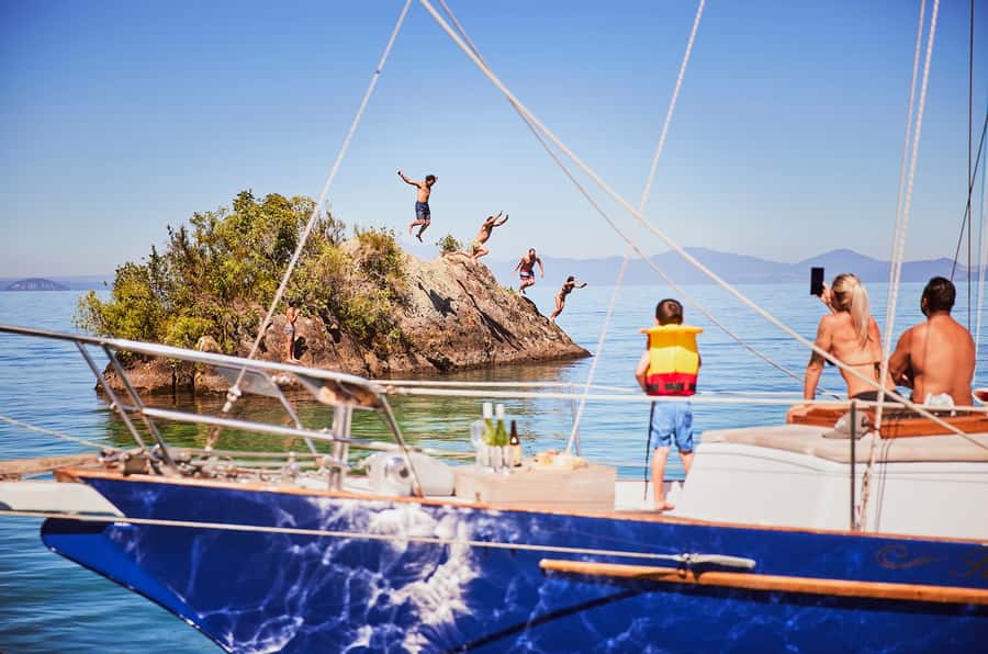 Lake Taupo: Classical Sailing to the Māori Rock Carvings - Fearless sailing on Lake Taupo, wind power and real comfort