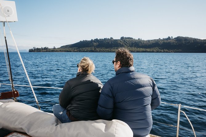 Lake Taupō Private Day Tour from Auckland to Māori Rock Carvings - Mine Bay Māori Rock Carvings cruise on Sail Barbary