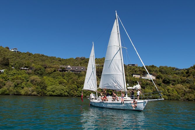 Lake Taupō Private Day Tour from Auckland to Māori Rock Carvings - What to wear and pack for a 13-hour day